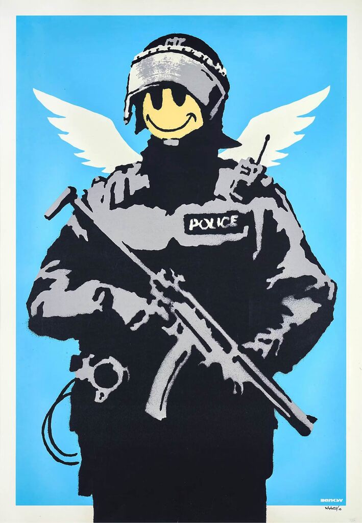 Figura policial armada em preto e cinza com asas brancas e um rosto sorridente amarelo sobre fundo azul.