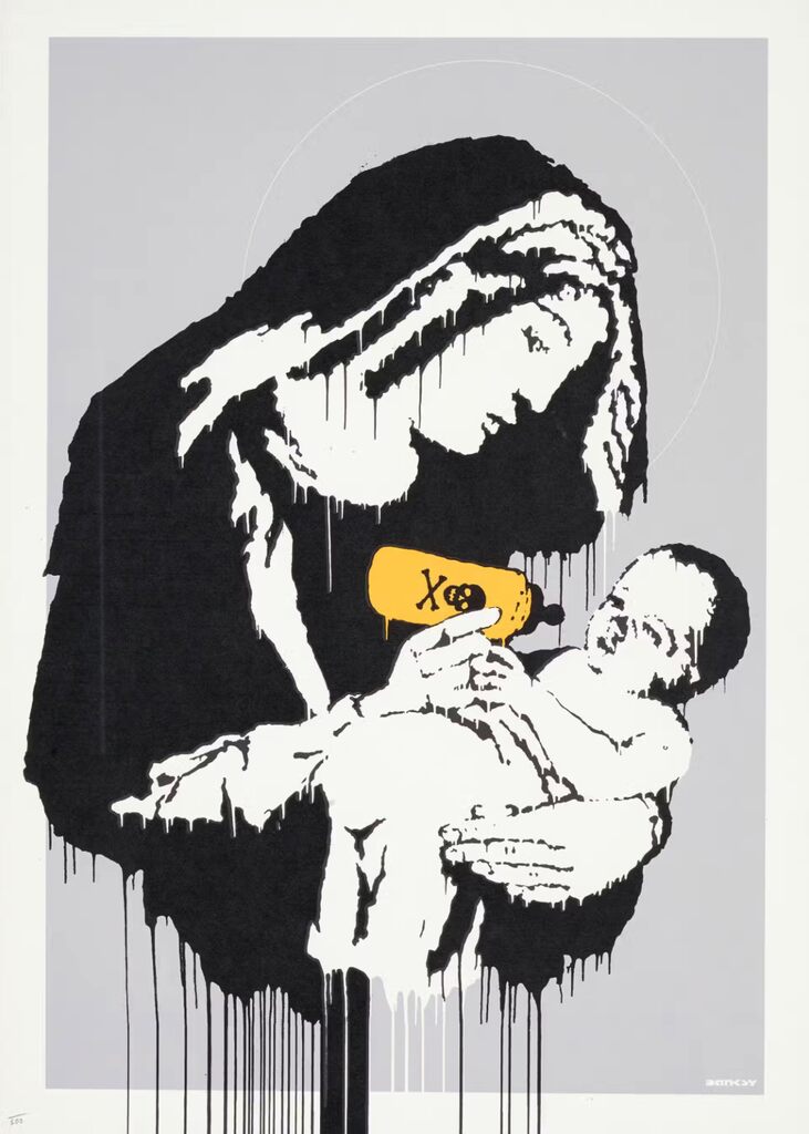 Uma figura grande encapuzada de preto embala um bebê branco reclinado, enquanto uma pequena garrafa amarela com uma marca de caveira é mantida perto da boca do bebê contra um fundo cinza pálido.