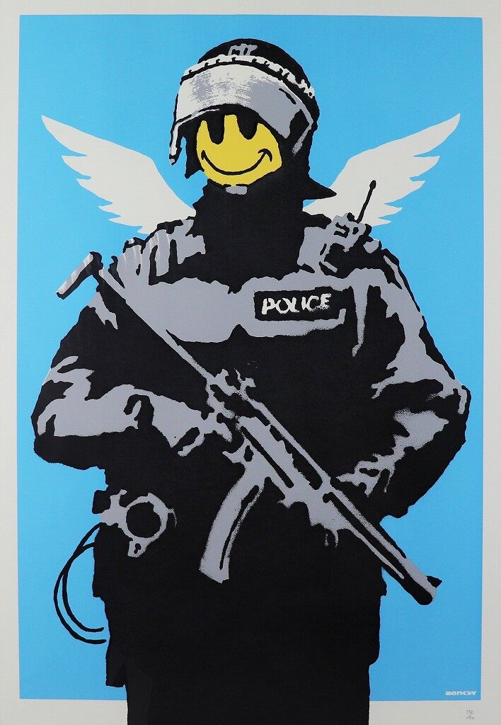 Una figura armada con casco, alas blancas y una cara sonriente amarilla sobre un fondo azul brillante.