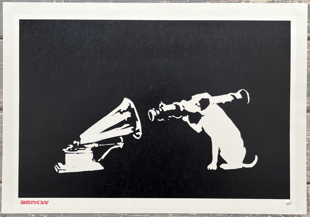 Vit hund som siktar med en kastare mot en grammofon på ett svart rektangulärt fält.