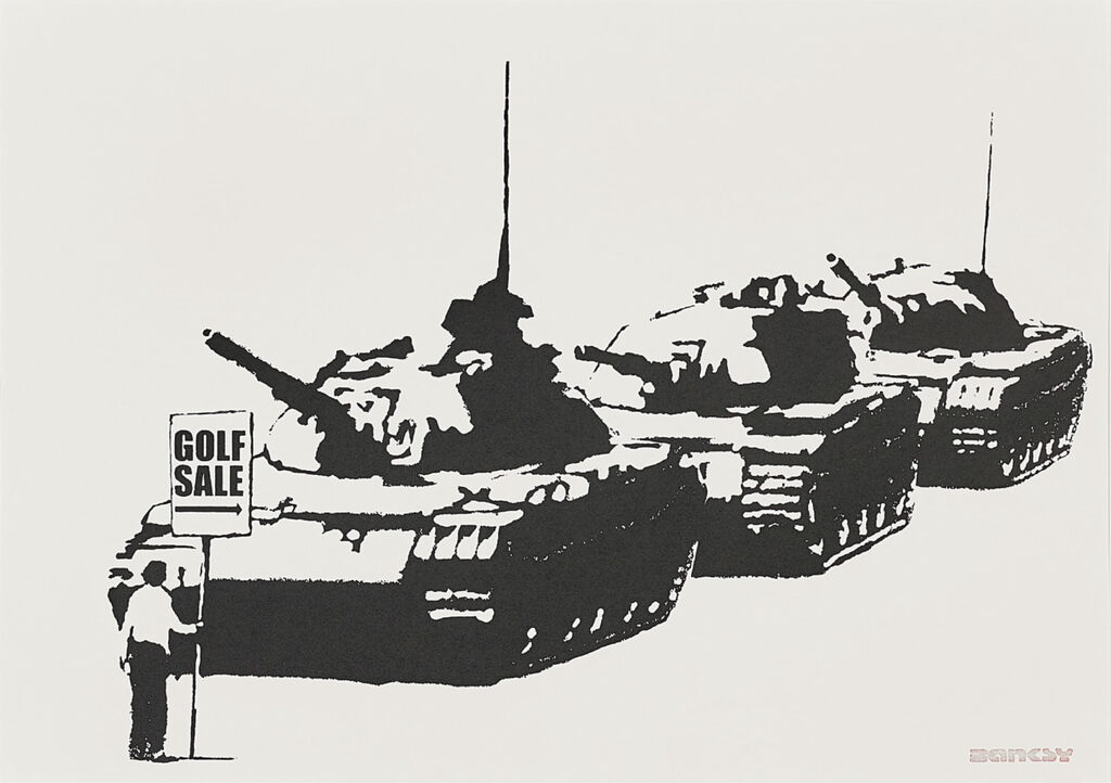 「Golf Sale」の看板を持つ小さな人物のそばにある三隻の黒い戦車。