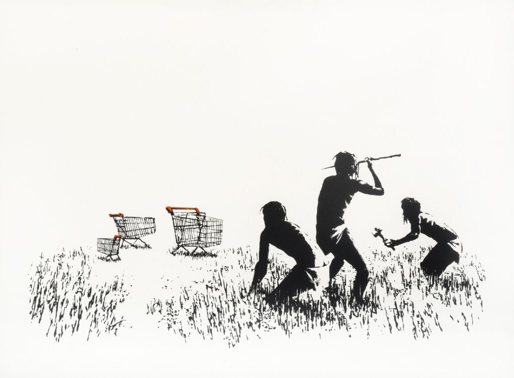 Drie donkere figuren in het gras kijken naar twee winkelwagentjes; de centrale figuur houdt een lange stok voor het gezicht.
