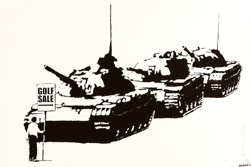 Tre carri armati in bianco e nero si allineano dietro una piccola figura che regge un cartello GOLF SALE.