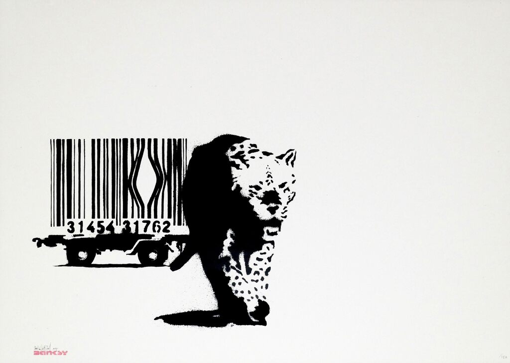 Um leopardo em preto e branco caminha à frente de uma jaula com rodas cujas barras formam um código de barras, com uma abertura nas barras atrás dele.