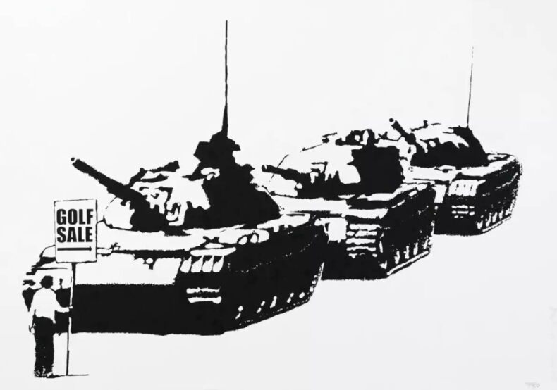 Tanques em preto e branco diante de uma pequena figura segurando uma placa de liquidação de golfe.