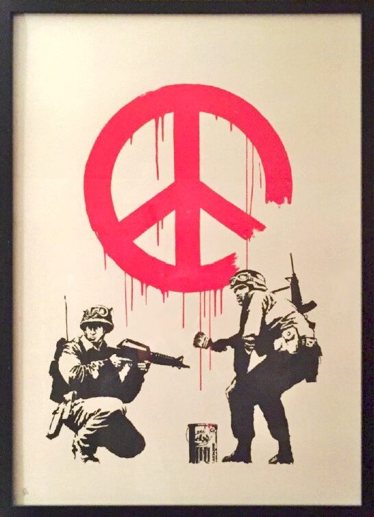 Zwei bewaffnete Figuren in dunkler Rahmung unter einem großen, tropfenden roten Peace-Symbol.