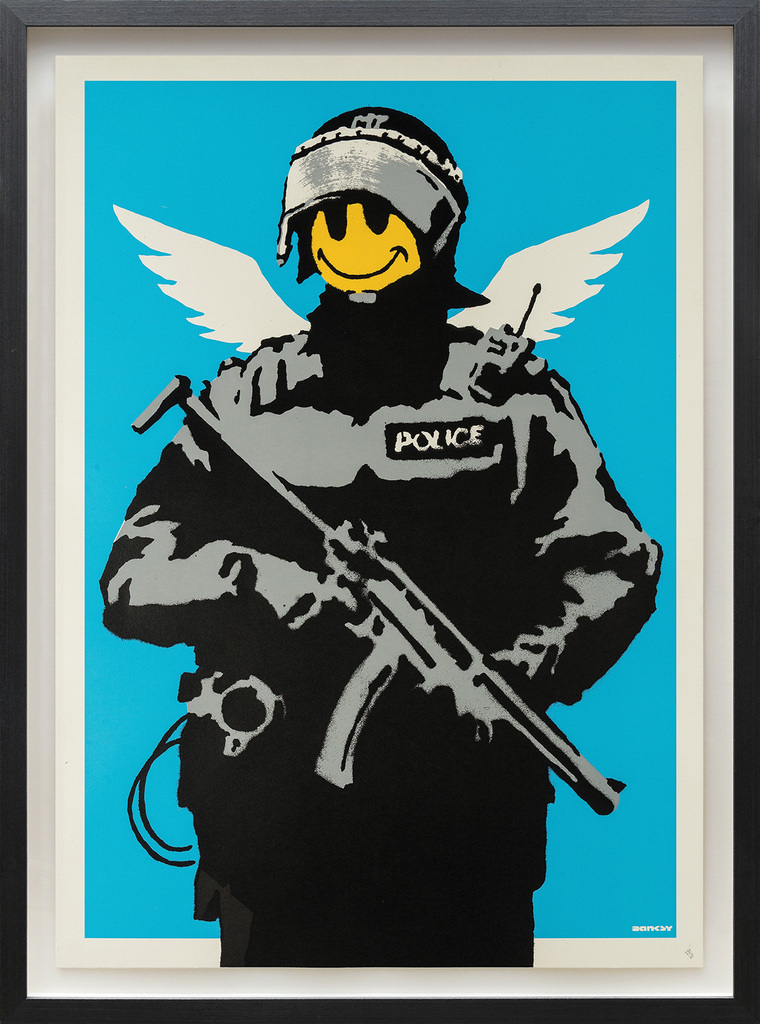 Silhouette de policier armé encadrée, avec un visage souriant jaune et des ailes blanches sur fond turquoise.