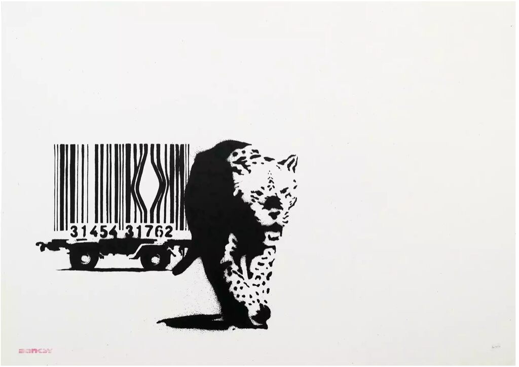 Um leopardo em preto e branco caminha à frente de uma jaula com rodas cujas barras formam um código de barras, com uma abertura nas barras atrás dele.