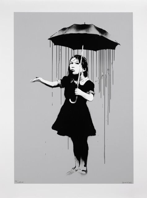 少女が黒い傘を差し、その下から雨が降る中、もう片方の手を傘の外へ出し、手のひらを上に向けた様子。