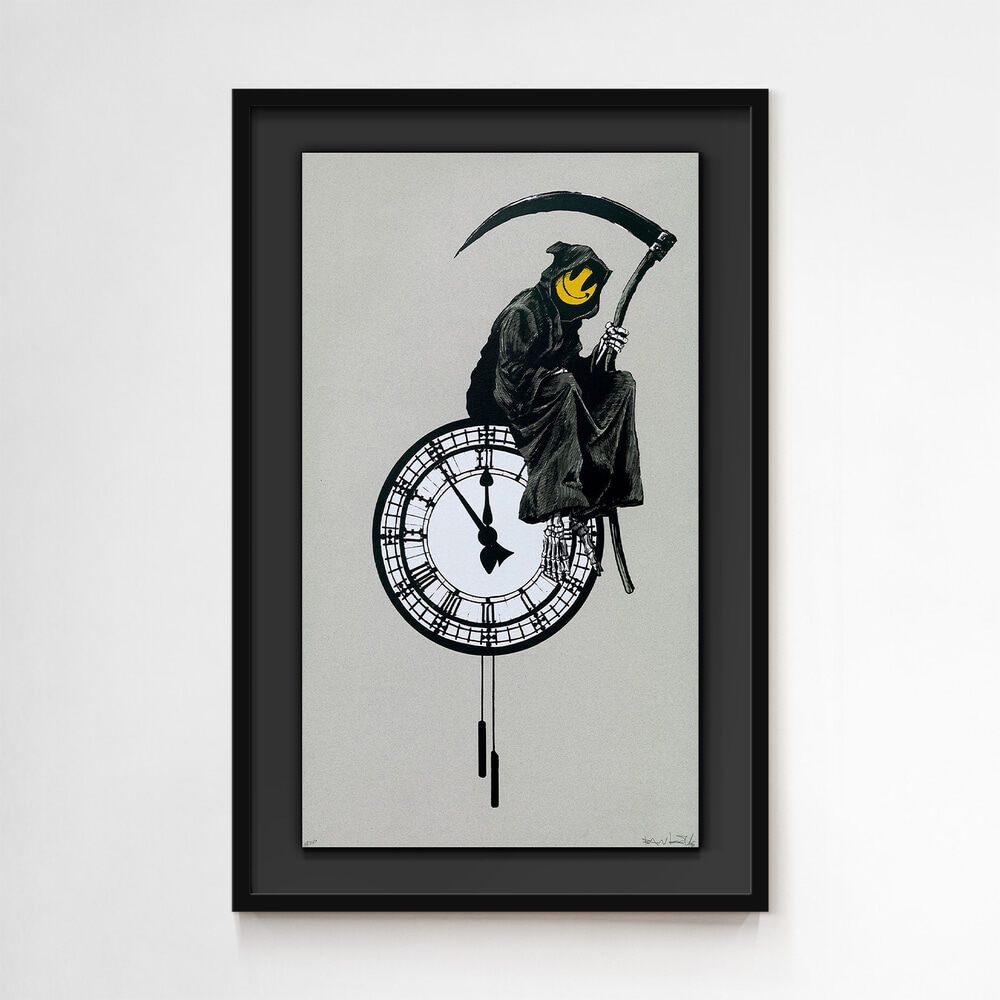 Zwart ingelijste figuur met capuchon, een geel smiley-gezicht en een zeis boven een druipende ronde klok.