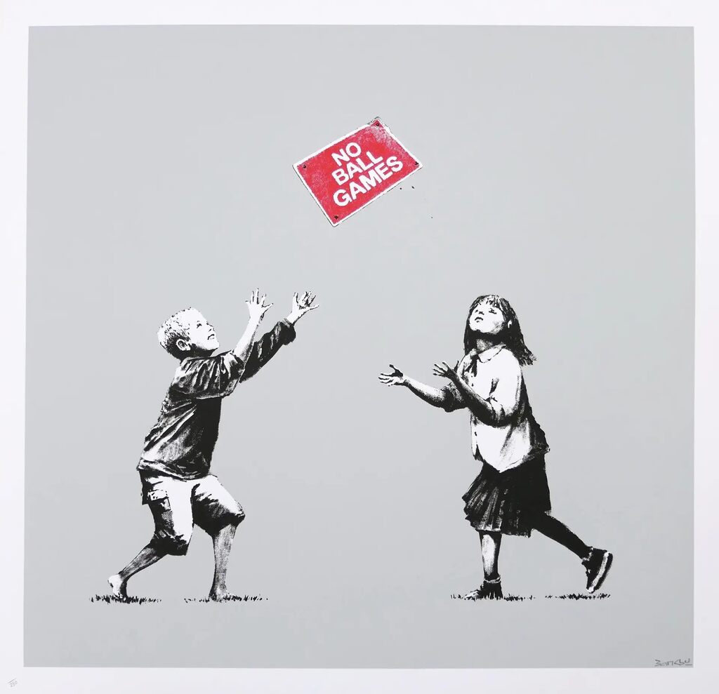 Zwei Kinder werfen ein rotes „No Ball Games“-Schild vor hellgrauem Hintergrund.