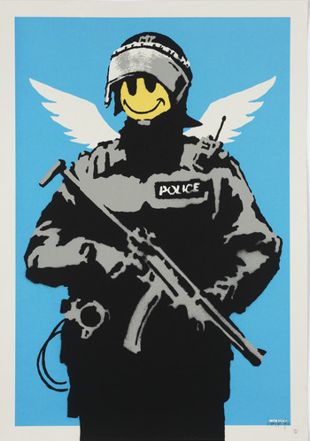 Een gewapende politiefiguur heeft witte vleugels en een geel lachend gezicht tegen een blauwe achtergrond.