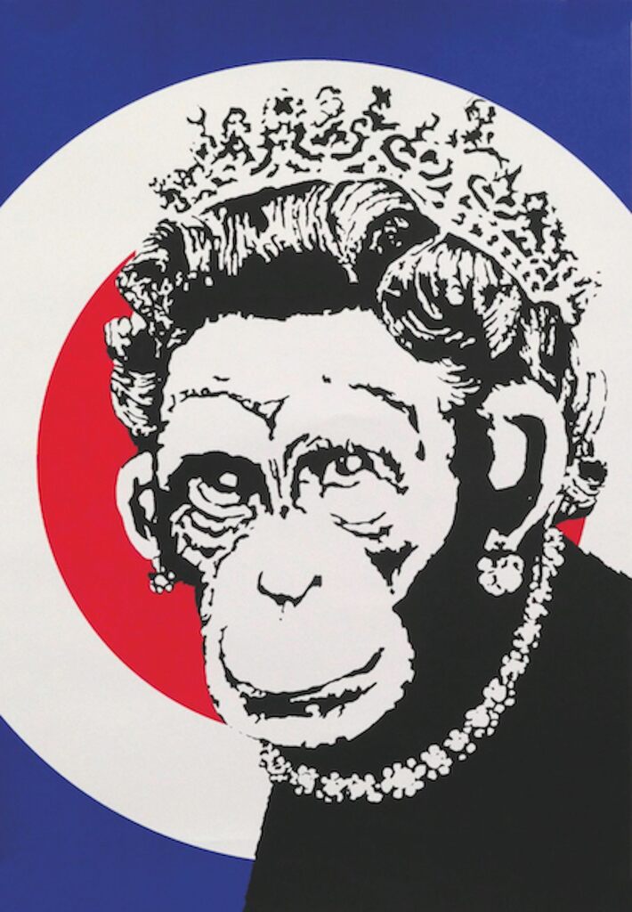 Un visage de singe en noir et blanc avec une couronne et un collier de perles est centré sur un fond circulaire bleu, blanc et rouge.