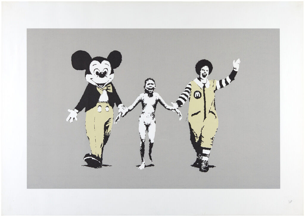 Niño en blanco y negro cogido de la mano con dos figuras de estilo caricaturesco con ropa amarilla sobre fondo gris.