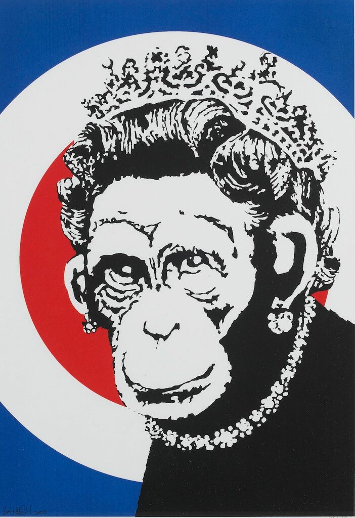 Un visage de singe en noir et blanc avec une couronne et un collier de perles est centré sur un fond circulaire bleu, blanc et rouge.