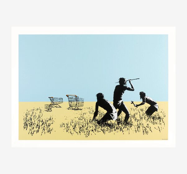 Drie donkere figuren staan en hurken in het gras tegenover drie winkelwagentjes; de centrale figuur houdt een speer boven zijn schouder.