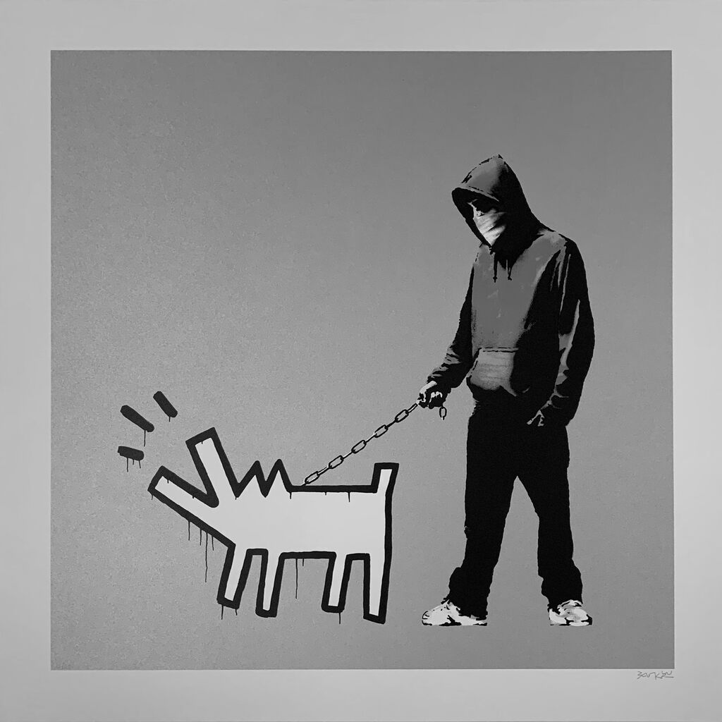 Una figura incappucciata e mascherata in abiti scuri e scarpe da ginnastica bianche tiene un guinzaglio a catena attaccato a un cane bianco che abbaia, delineato in nero nello stile di Haring, con linee radianti su fondo grigio argento.