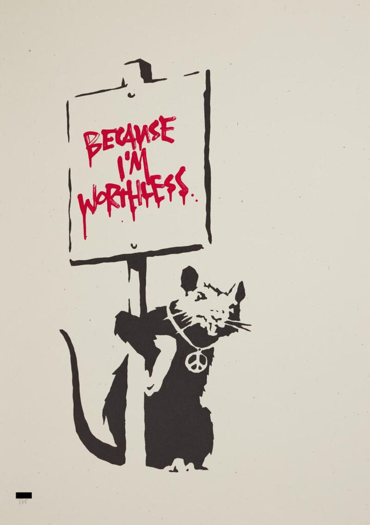 Un rat noir tenant une pancarte avec l'inscription « Because I’m Worthless » en rouge.
