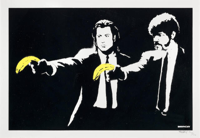 Dos figuras con traje, en blanco y negro, apuntando con plátanos amarillos sobre fondo negro.