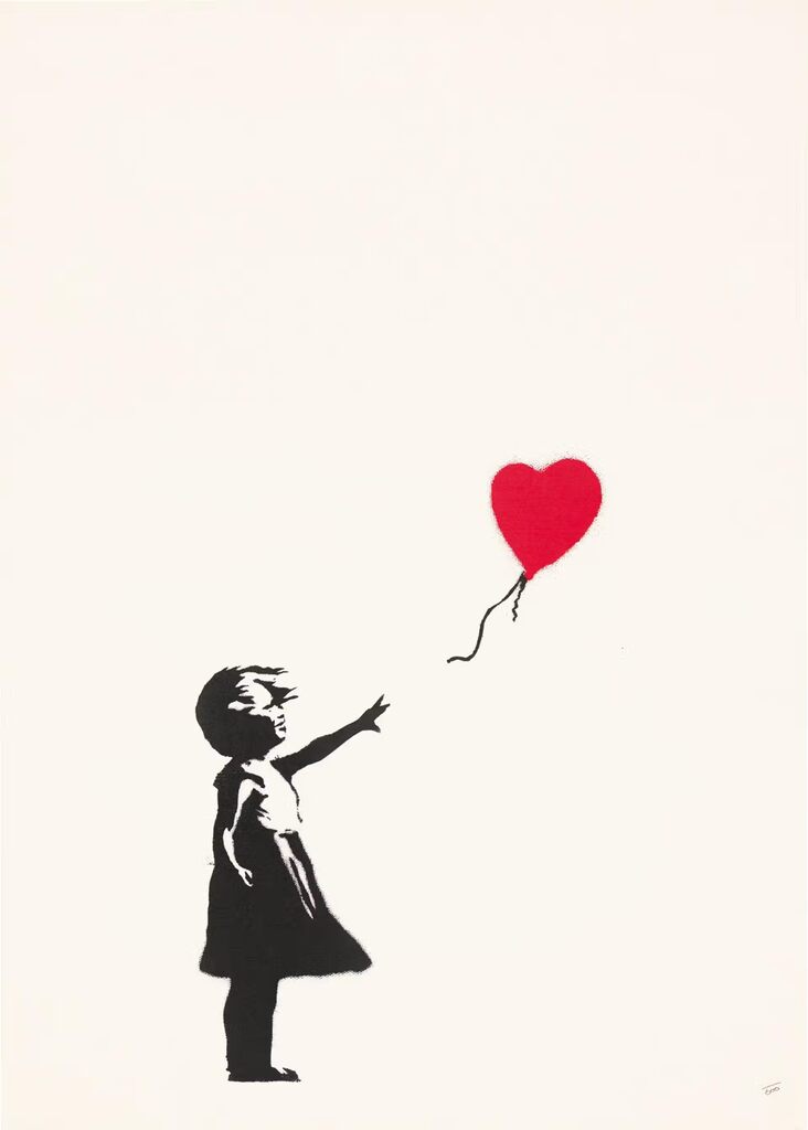 Une jeune fille en noir et blanc debout, un bras tendu ; un ballon rouge en forme de cœur flotte au-dessus et à sa droite, la ficelle ne touchant pas sa main.