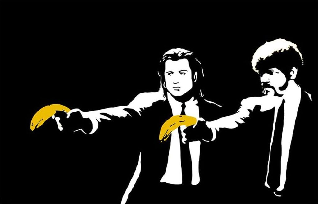 Sur fond noir, deux personnages masculins en costume noir et chemise blanche ont les bras tendus tout en tenant des bananes jaunes, l'une inclinée vers la gauche et l'autre positionnée plus bas près de la droite.