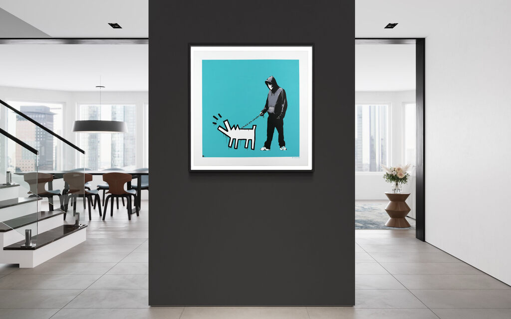 Figura encapuchada enmarcada que sostiene un perro perfilado sobre fondo turquesa en un pasillo moderno.