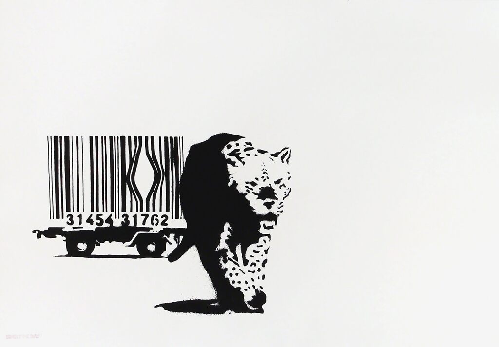 Um leopardo em preto e branco caminha à frente de uma jaula com rodas cujas barras formam um código de barras, com uma abertura nas barras atrás dele.