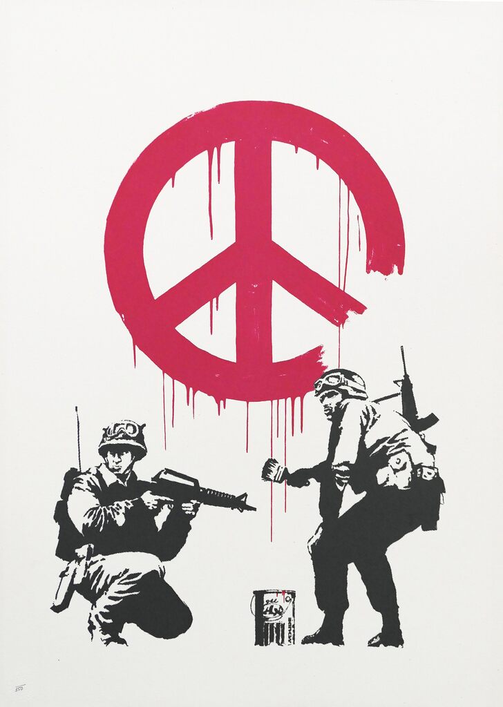 Dos soldados aparecen bajo un gran símbolo de la paz rojo: uno se agacha con un rifle mientras el otro sostiene un pincel junto a un bote de pintura.