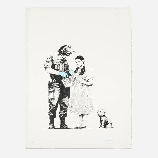 Hombre uniformado en blanco y negro con guantes azules junto a una niña y un perro pequeño sobre papel pálido.