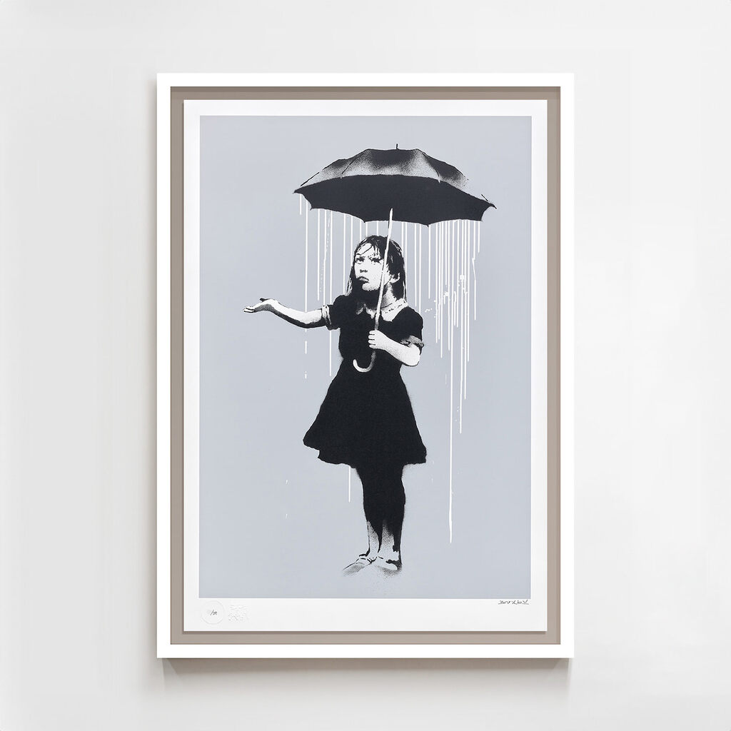 Uma menina em moldura branca segura um guarda-chuva com gotas brancas contra um fundo cinza.