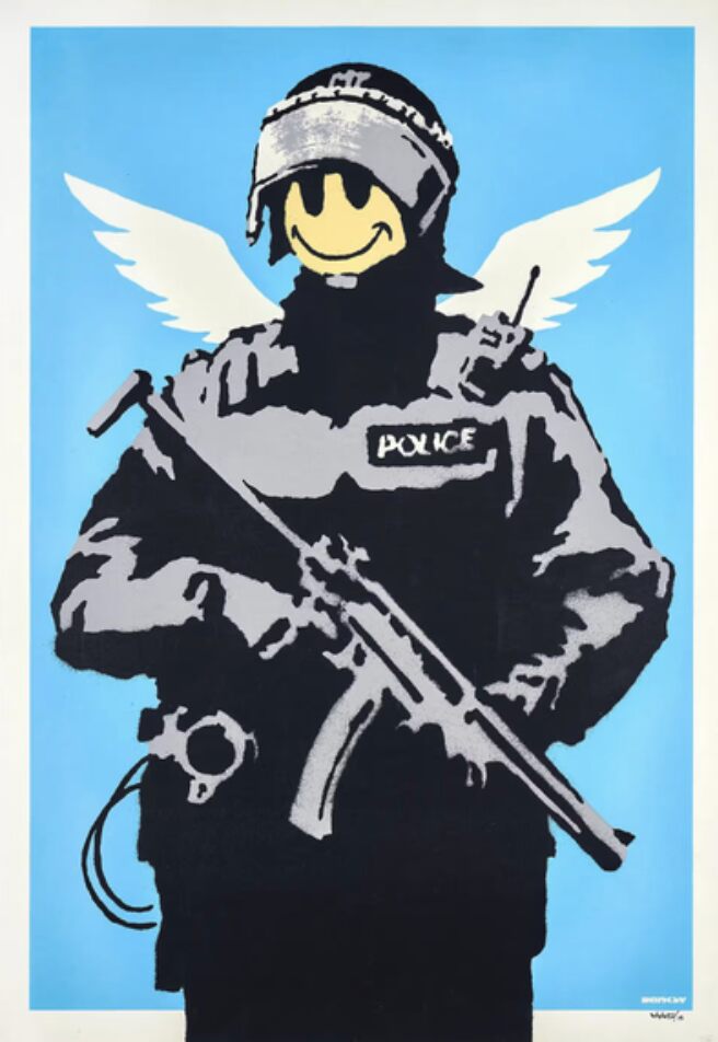 Figura di poliziotto alato con fucile e volto sorridente giallo su fondo blu.