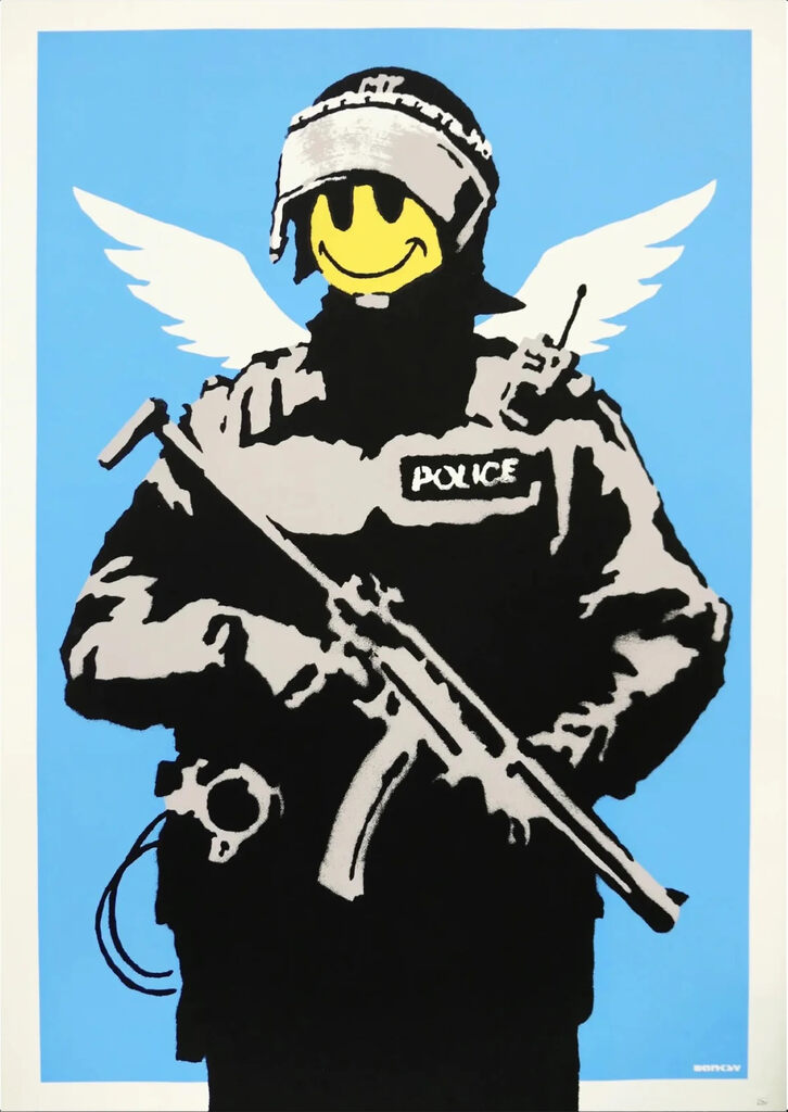 Figura policial armada com um rosto sorridente amarelo e asas brancas sobre fundo azul claro.