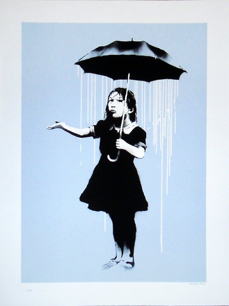 Una niña sostiene un paraguas negro con lluvia cayendo desde debajo, extendiendo su otra mano más allá del borde, con la palma hacia arriba.
