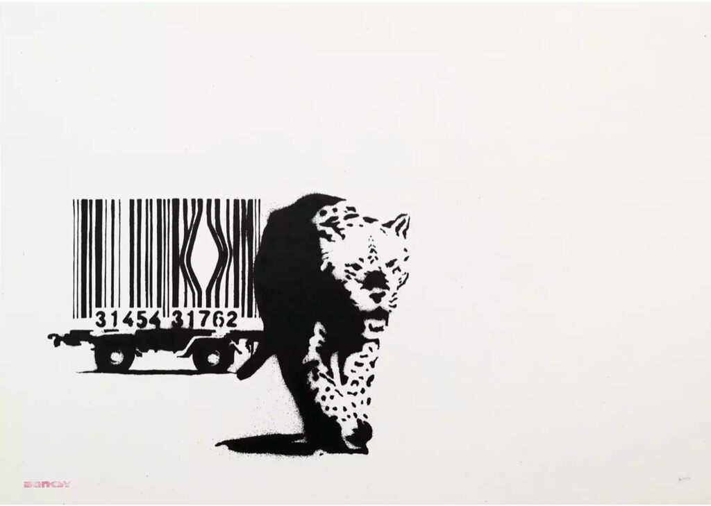 Um leopardo em preto e branco caminha à frente de uma jaula com rodas cujas barras formam um código de barras, com uma abertura nas barras atrás dele.