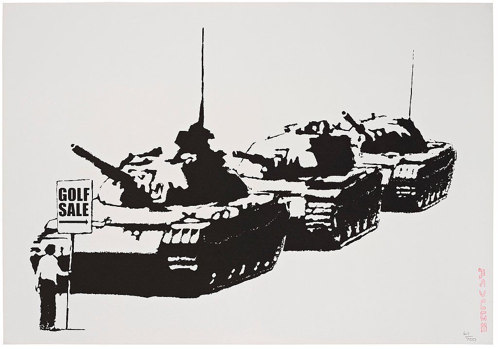 Una fila de tres tanques en blanco y negro frente a una pequeña figura que sostiene un cartel de GOLF SALE.