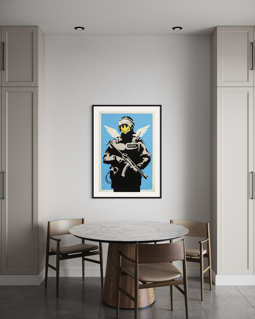 Personnage de policier armé encadré avec un smiley jaune et des ailes sur fond bleu, exposé au-dessus d'une table de salle à manger.