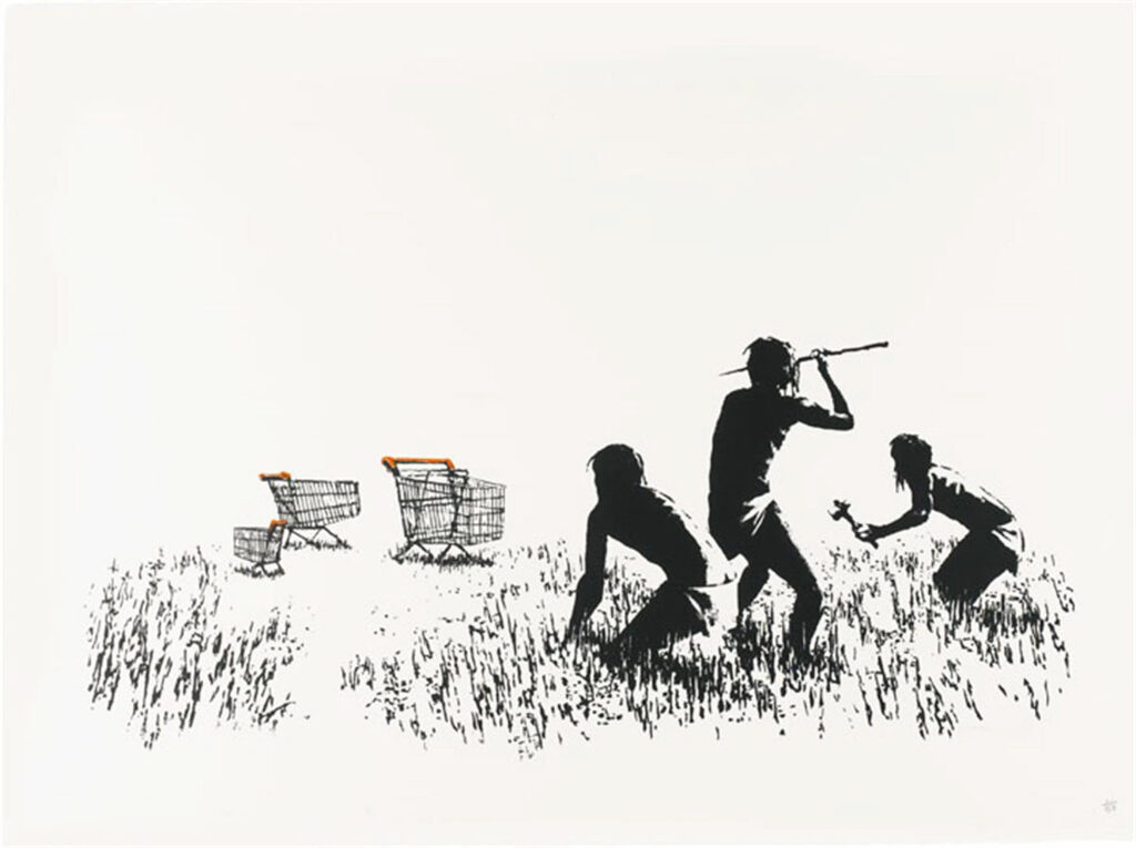Drie donkere figuren staan en hurken in het gras tegenover drie winkelwagentjes; de centrale figuur houdt een speer boven zijn schouder.