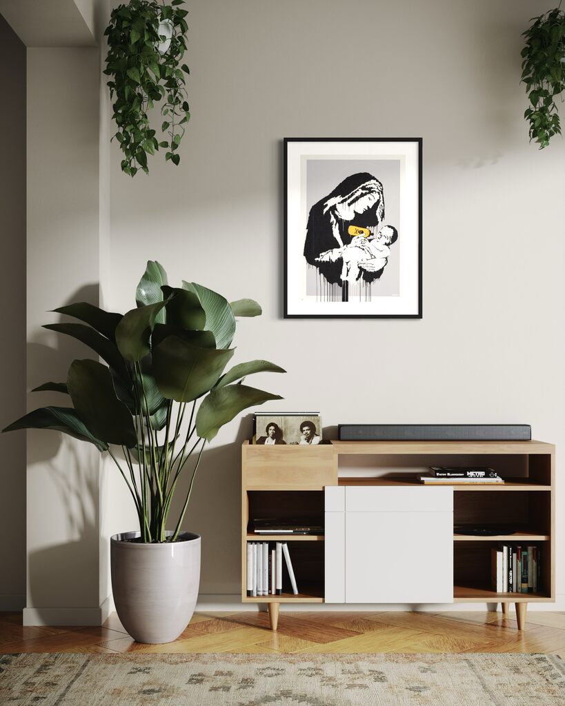 Uma figura grande encapuzada de preto embala um bebê branco reclinado, enquanto uma pequena garrafa amarela com uma marca de caveira é mantida perto da boca do bebê contra um fundo cinza pálido.