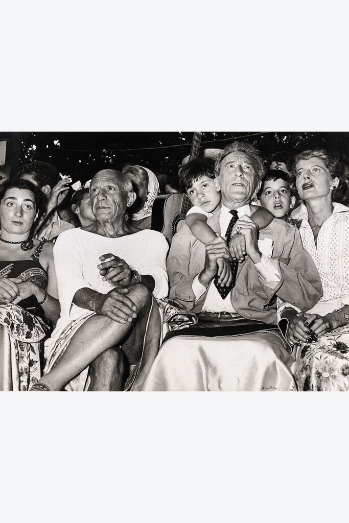 Pablo Picasso, Pablo Picasso, Jacqueline, Jean Cocteau et Claude Picasso à la corrida. Vallauris, c. 1955., 1955