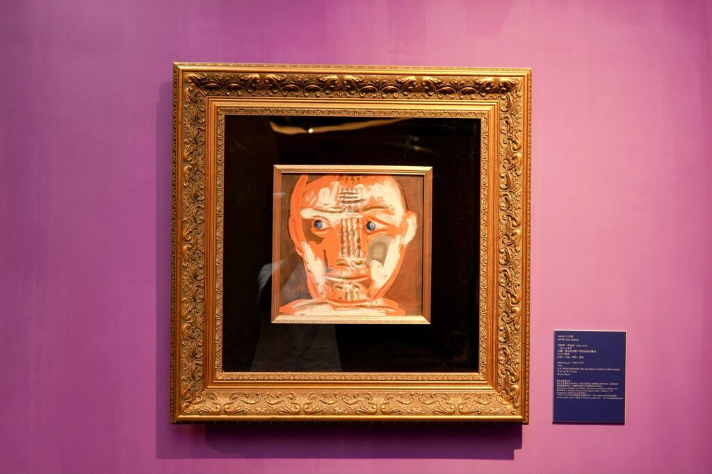 AR571  Man's head, image 1