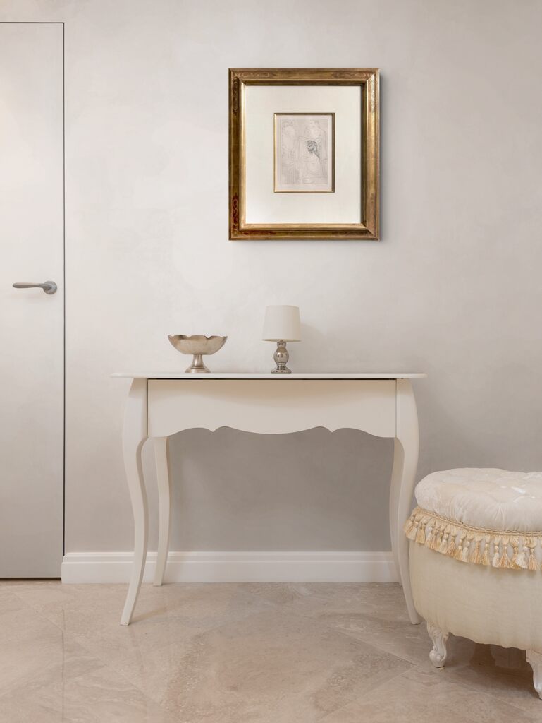 Modele Accoude sur un Tableau, image 1