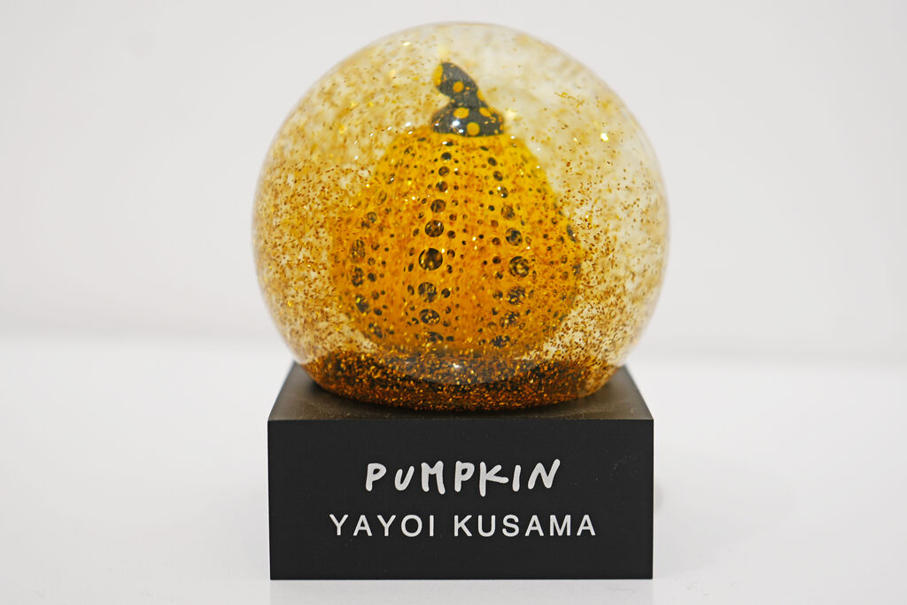 Yayoi Kusama, Snow Globe (Yellow Pumkin), 2019